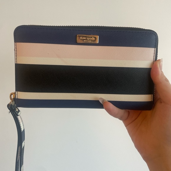 Kate Spade Long Wallet. - Picture 2 of 5